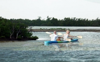  在霍尔沃克斯划皮划艇 